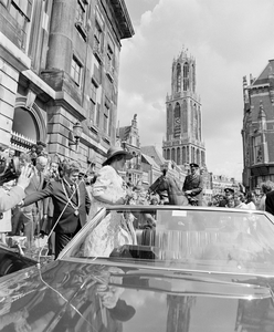 882657 Afbeelding van het vertrek van koningin Beatrix (en prins Claus) van het Stadhuis (Stadhuisbrug 1) te Utrecht, ...